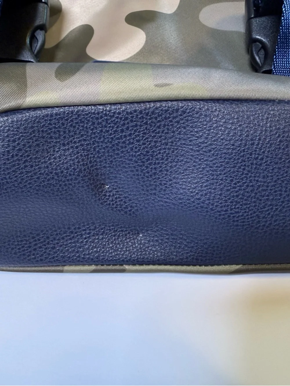 Tommy Hilfiger Camo Crossbody Bag Navy Strap Buckle Flap Utility NWT - Picture 5 of 5